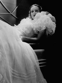 Джоан Кроуфорд - лучшая фотография в биографии и фильмографии.