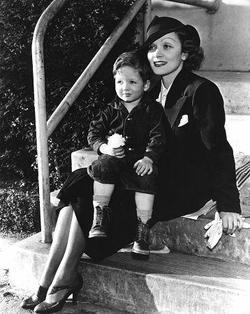 Марлен Дитрих - лучшая фотография в биографии и фильмографии.