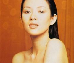 Чжан Цзыи - лучшая фотография в биографии и фильмографии.